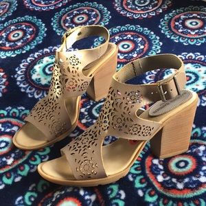 Cute Tan / Cream Mandala Summer Heels / Sandals !
